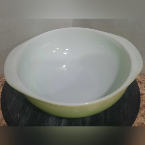 Pyrex Lime Green Round Casserole Dish - Picture 2 of 3
